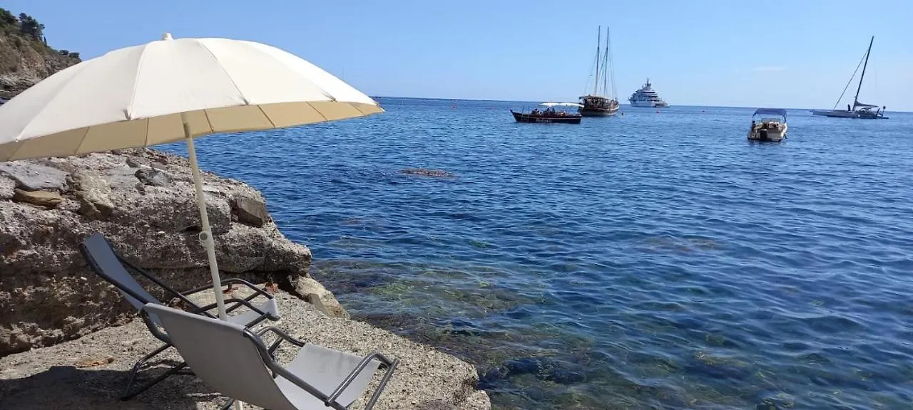 White Lotus Apartment Taormina